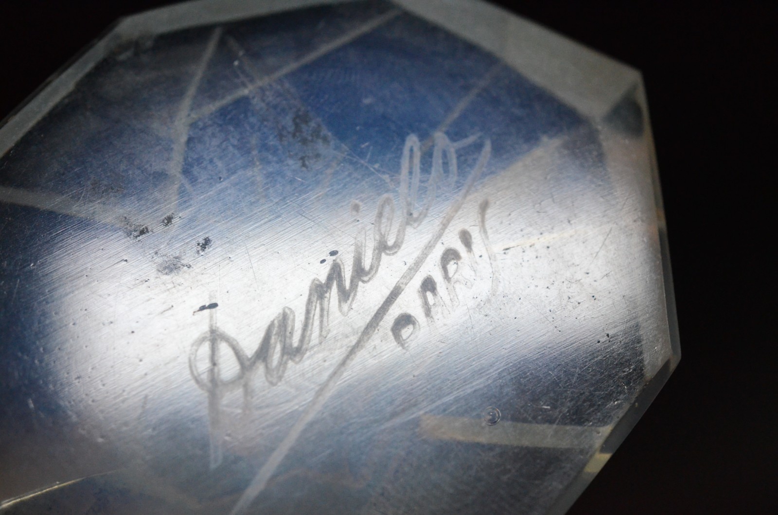 Quatro peças diversas de cristal, assinados, sendo: Galo opalescente... - foto 6 de 11