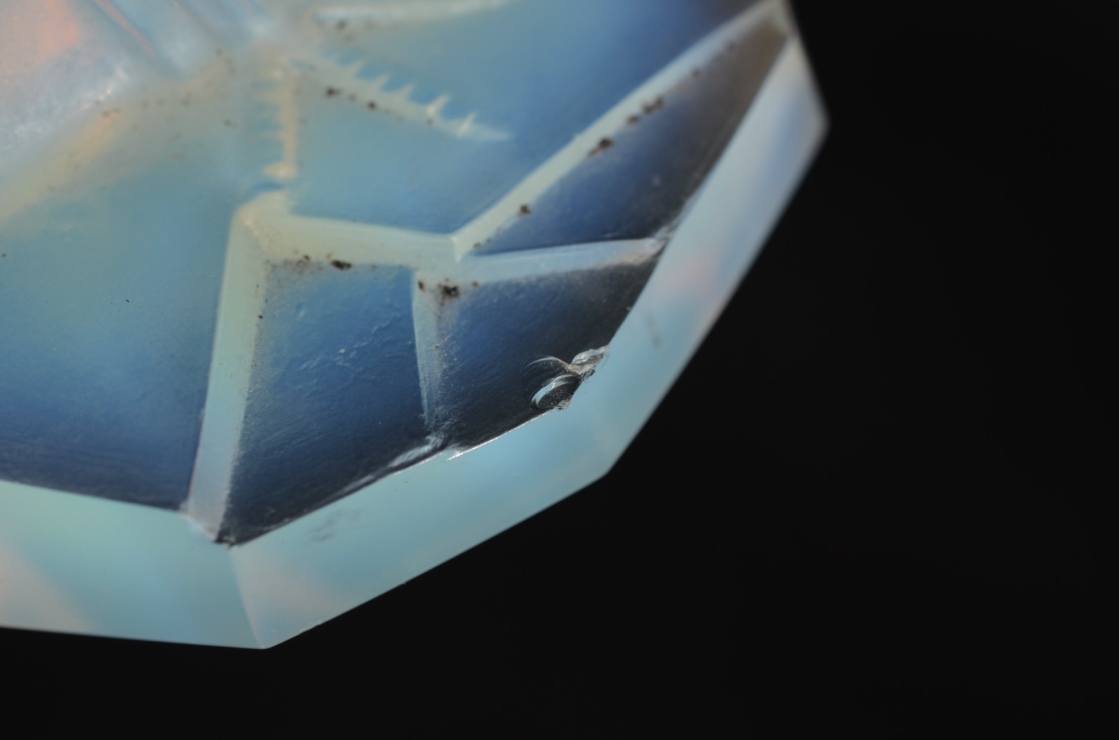 Quatro peças diversas de cristal, assinados, sendo: Galo opalescente... - foto 7 de 11