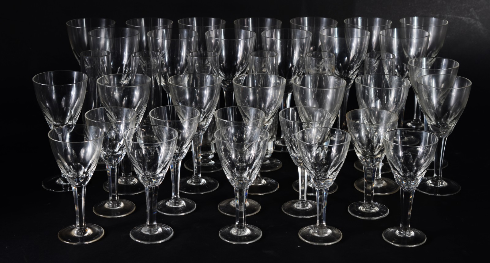 Serviço de cristal facetado, composto de: 11 taças para água, 8 para... - foto 1 de 3