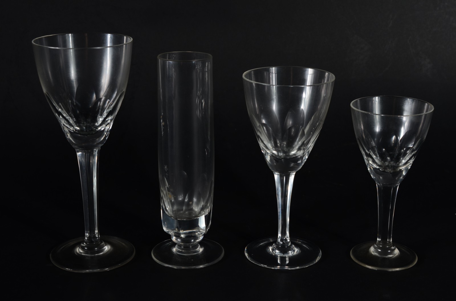 Serviço de cristal facetado, composto de: 11 taças para água, 8 para... - foto 2 de 3