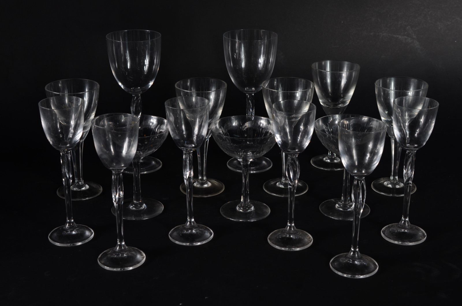 Diversas taças de cristal, sendo: 5 para vinho tinto, 2 para água, 3... - foto 1 de 3