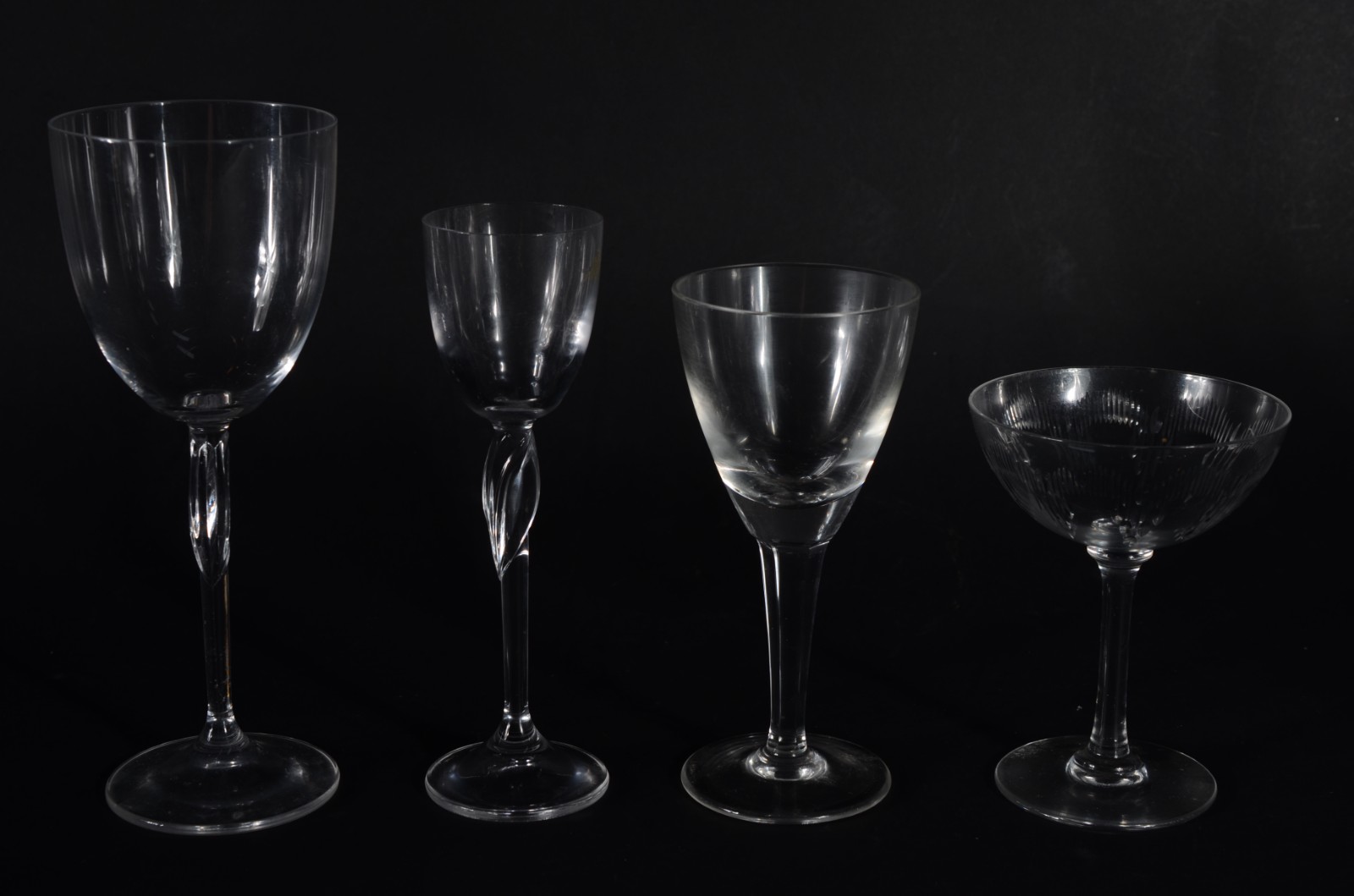 Diversas taças de cristal, sendo: 5 para vinho tinto, 2 para água, 3... - foto 2 de 3