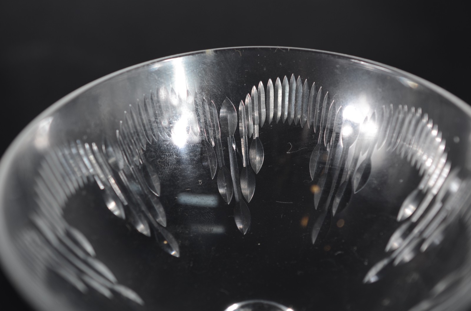Diversas taças de cristal, sendo: 5 para vinho tinto, 2 para água, 3... - foto 3 de 3