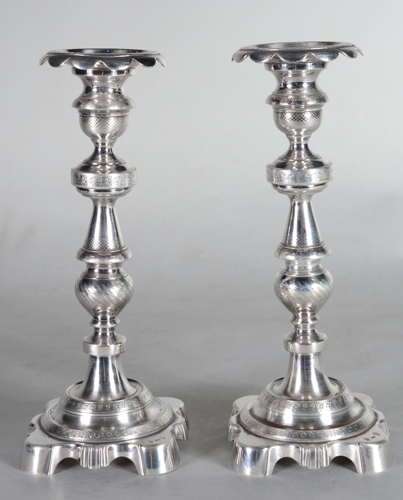 Par de castiçais de prata contrastada estilo Império, bases quadradas... - foto 1 de 10