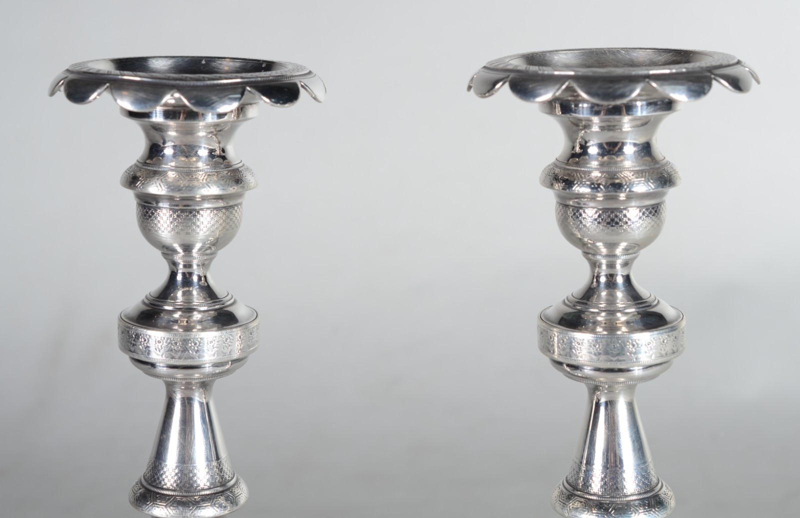 Par de castiçais de prata contrastada estilo Império, bases quadradas... - foto 2 de 10