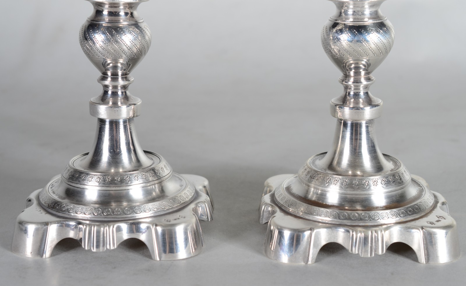 Par de castiçais de prata contrastada estilo Império, bases quadradas... - foto 3 de 10