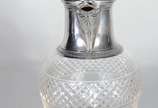 Jarra de cristal europeu lapidado, alça na form... - Jarra de cristal europeu lapidado, alça na forma de animal estilizado, bocal e tampa de prata francesa contrastada, fundo estrelado.