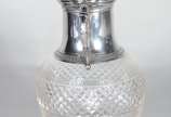 Jarra de cristal europeu lapidado, alça na form... - Jarra de cristal europeu lapidado, alça na forma de animal estilizado, bocal e tampa de prata francesa contrastada, fundo estrelado.
