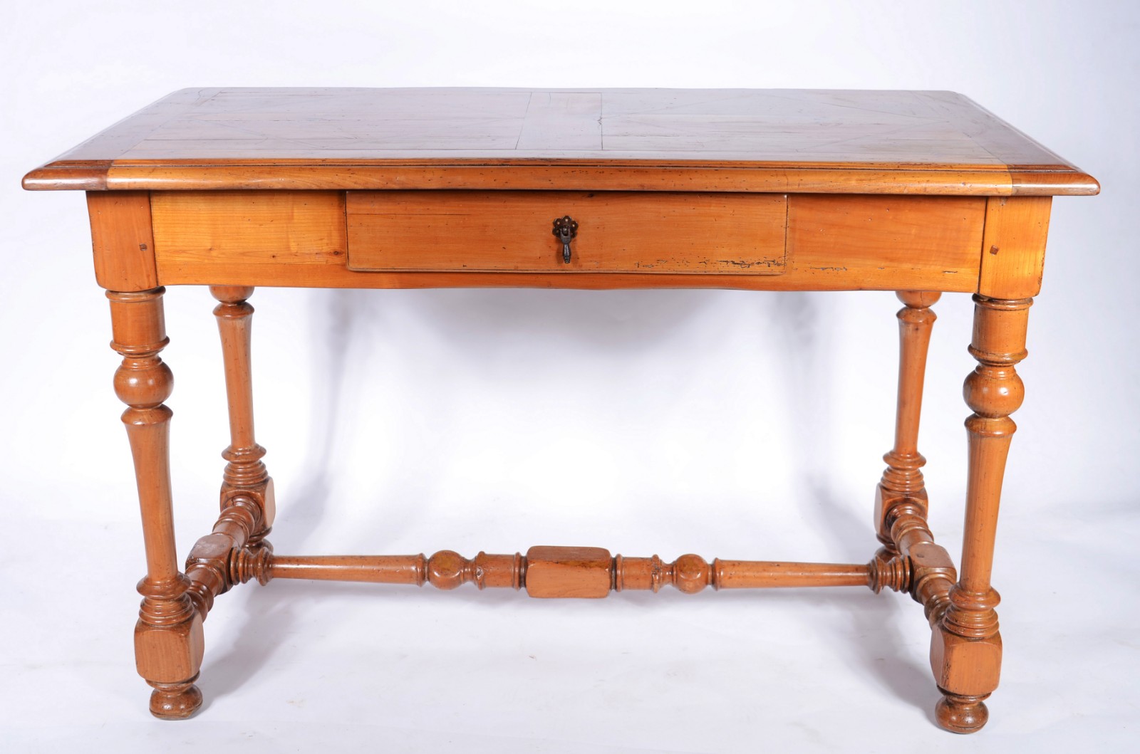 Mesa de madeira clara com tampo retangular trabalhado em parqueterie... - foto 1 de 11