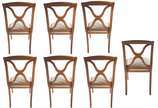 Conjunto com 7 cadeiras de madeira clara para s... - Conjunto com 7 cadeiras de madeira clara para sala de jantar, encostos com traves na forma de "X", assentos estofados. Algumas delas com pequeno...