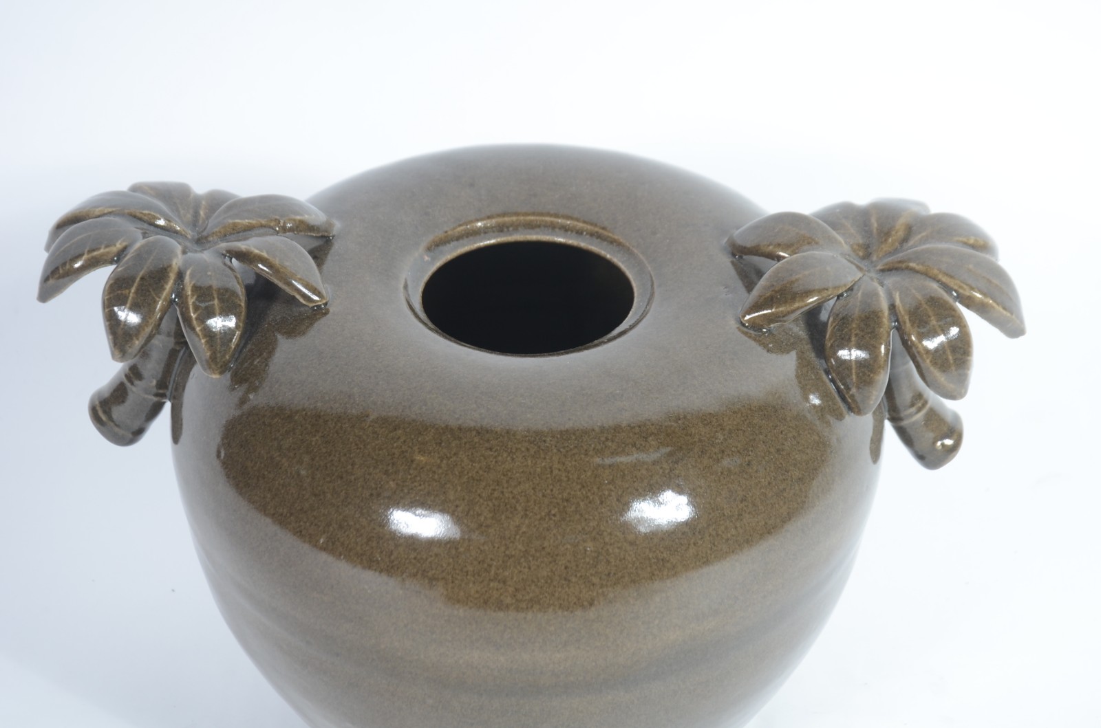 Vaso decorativo de cerâmica na cor esverdeada com pegas laterais na... - foto 3 de 4