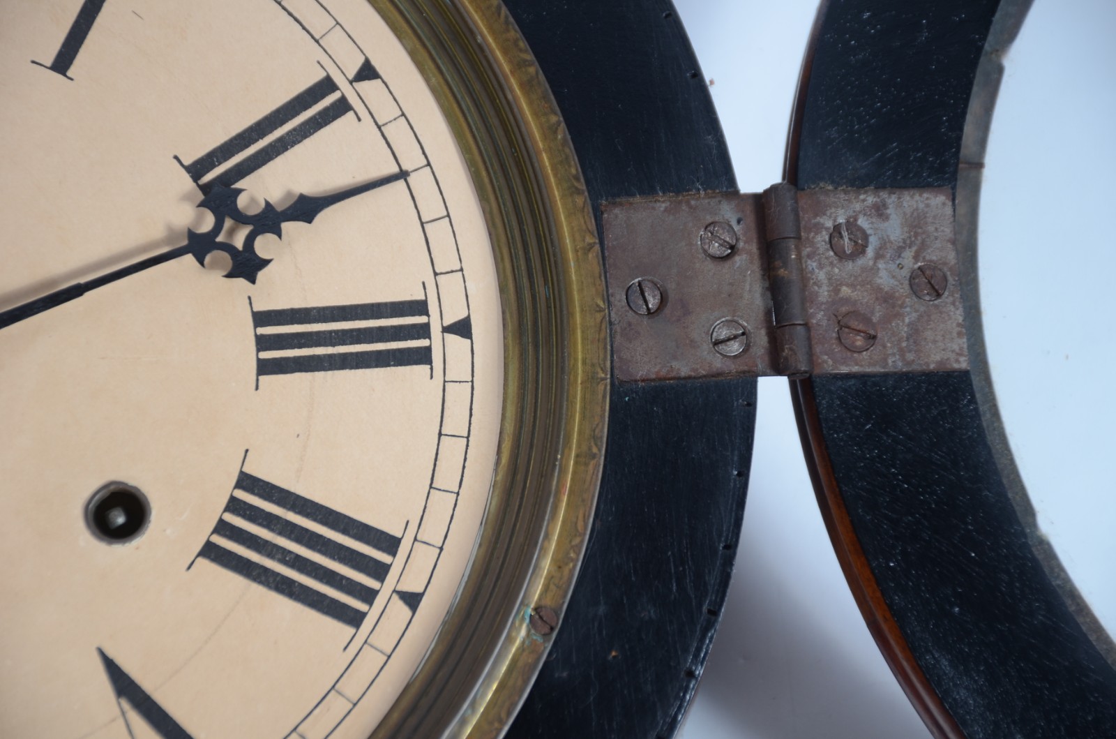Relógio de parede feitio "oito", mostrador com algarismos romanos... - foto 6 de 9