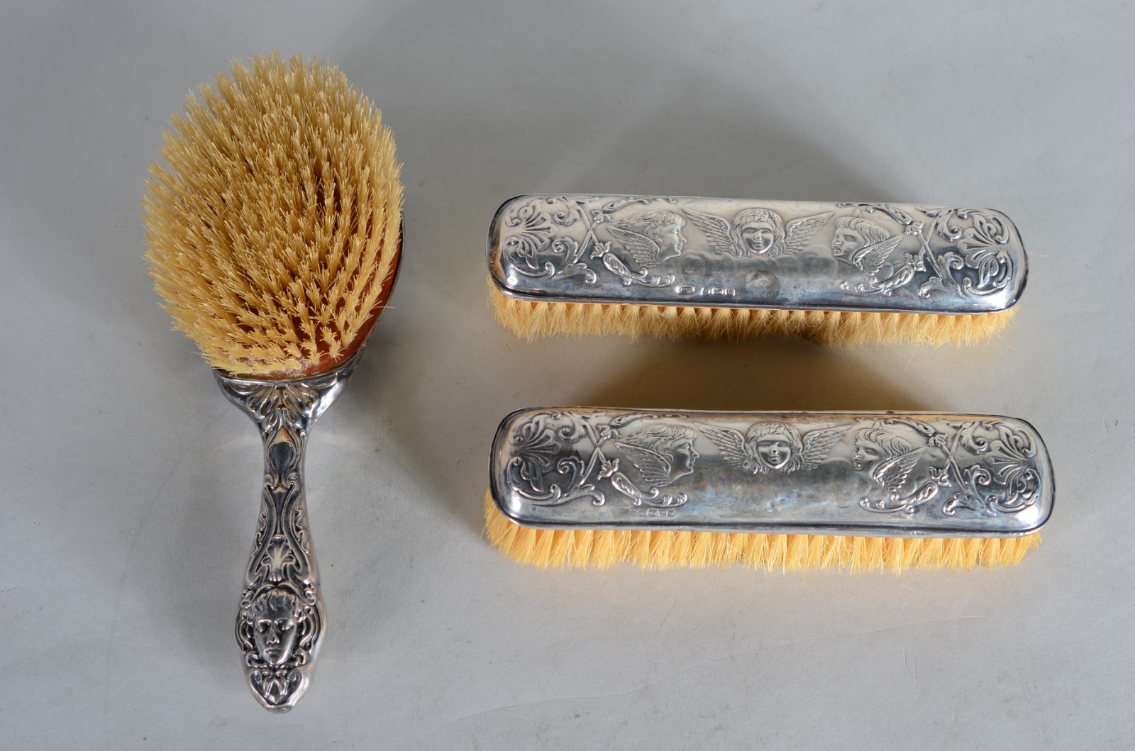 Conjunto com 3 escovas com armação de prata inglesa contrastada. - foto 2 de 9