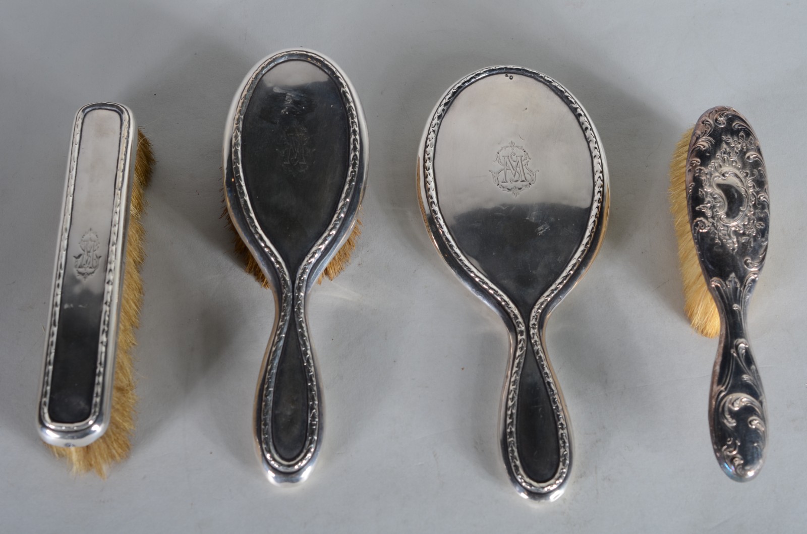 Conjunto para toucador, composto de: 3 escovas (uma delas diferente )... - foto 1 de 9