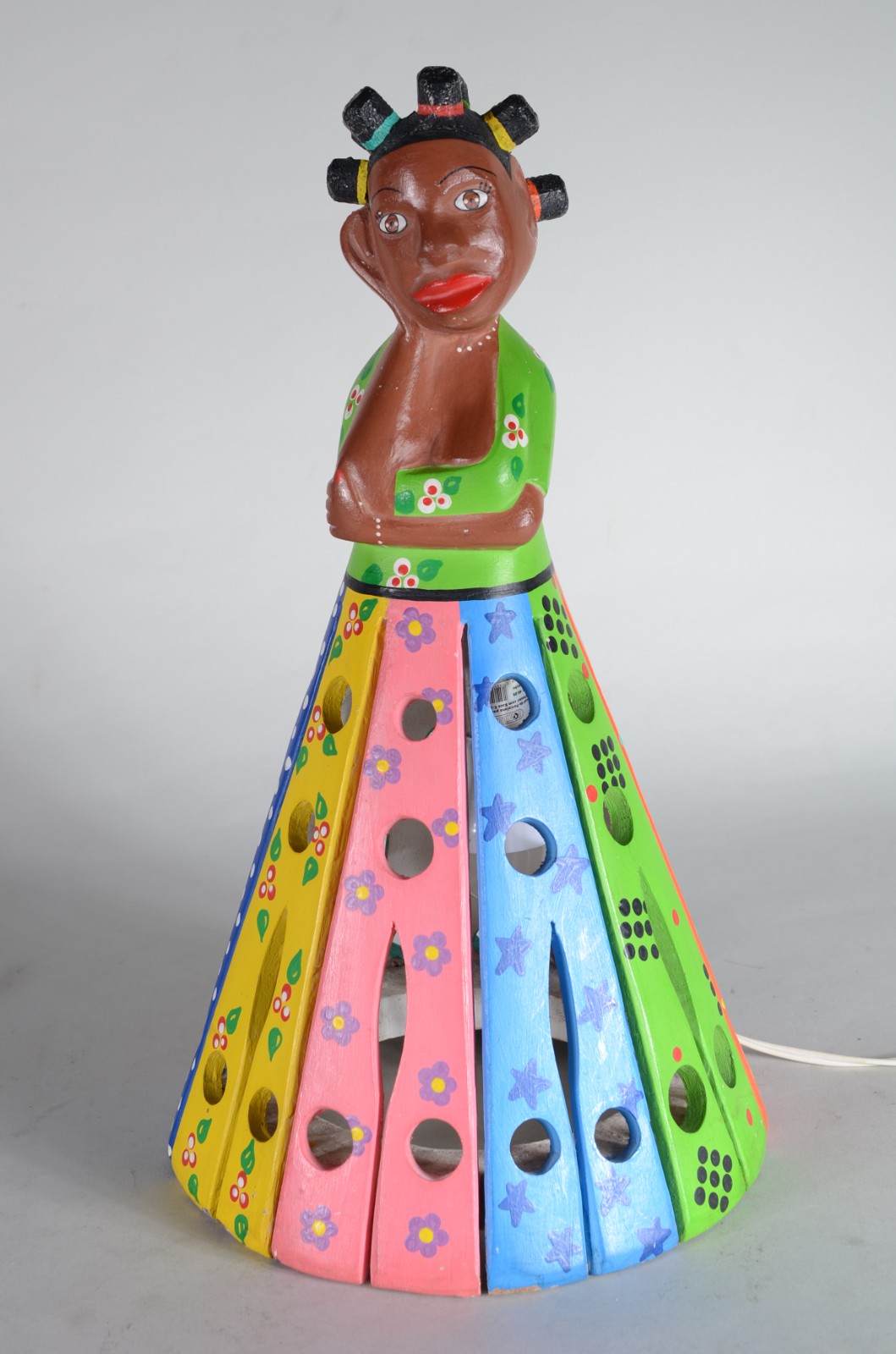 Luminária de cerâmica pintada na forma de figura feminina. - foto 1 de 6
