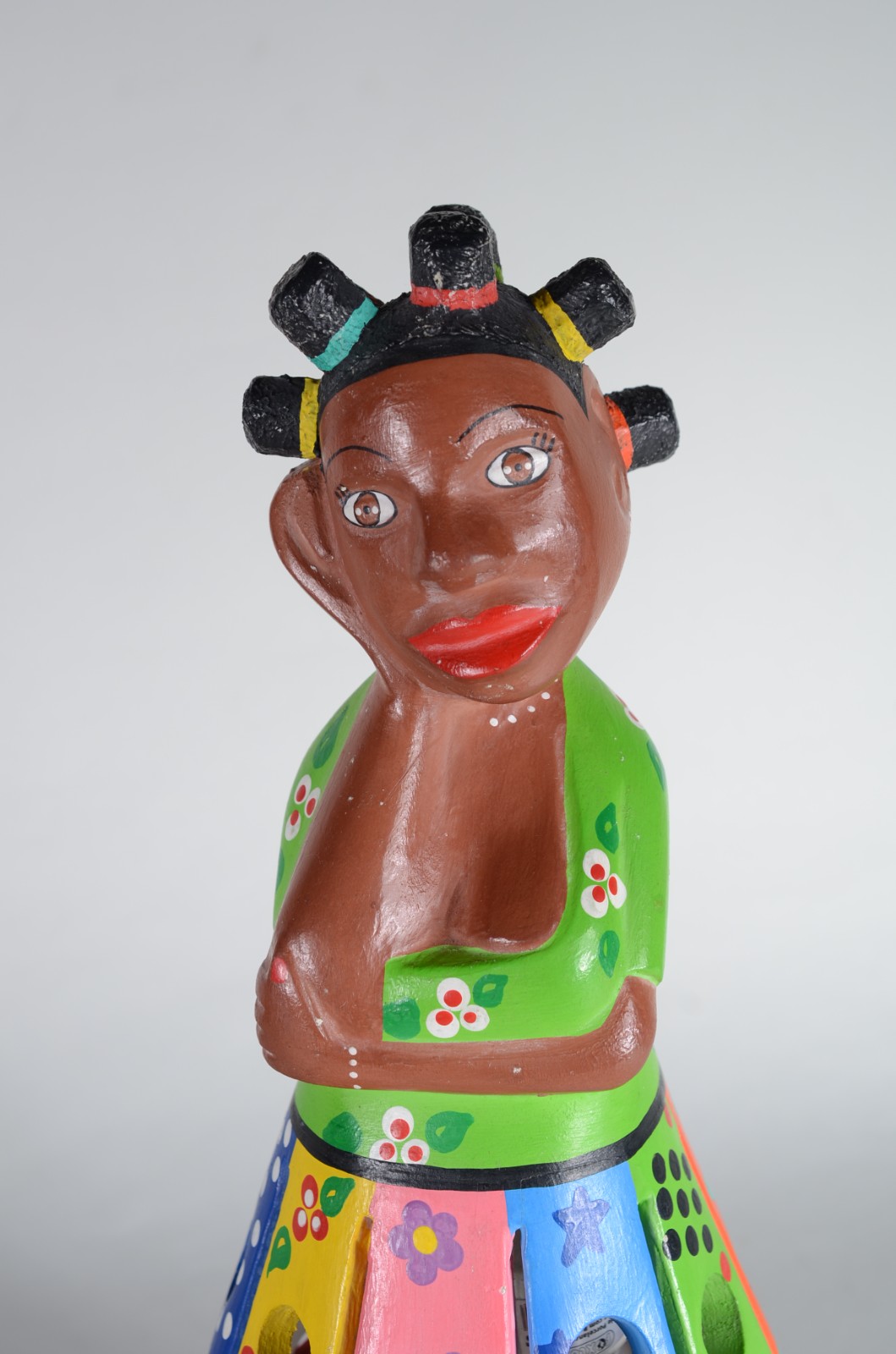 Luminária de cerâmica pintada na forma de figura feminina. - foto 2 de 6