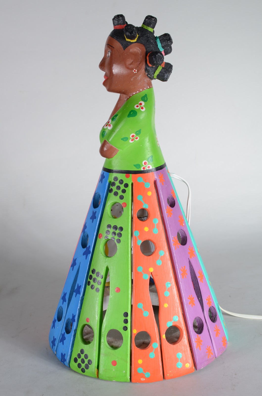 Luminária de cerâmica pintada na forma de figura feminina. - foto 3 de 6