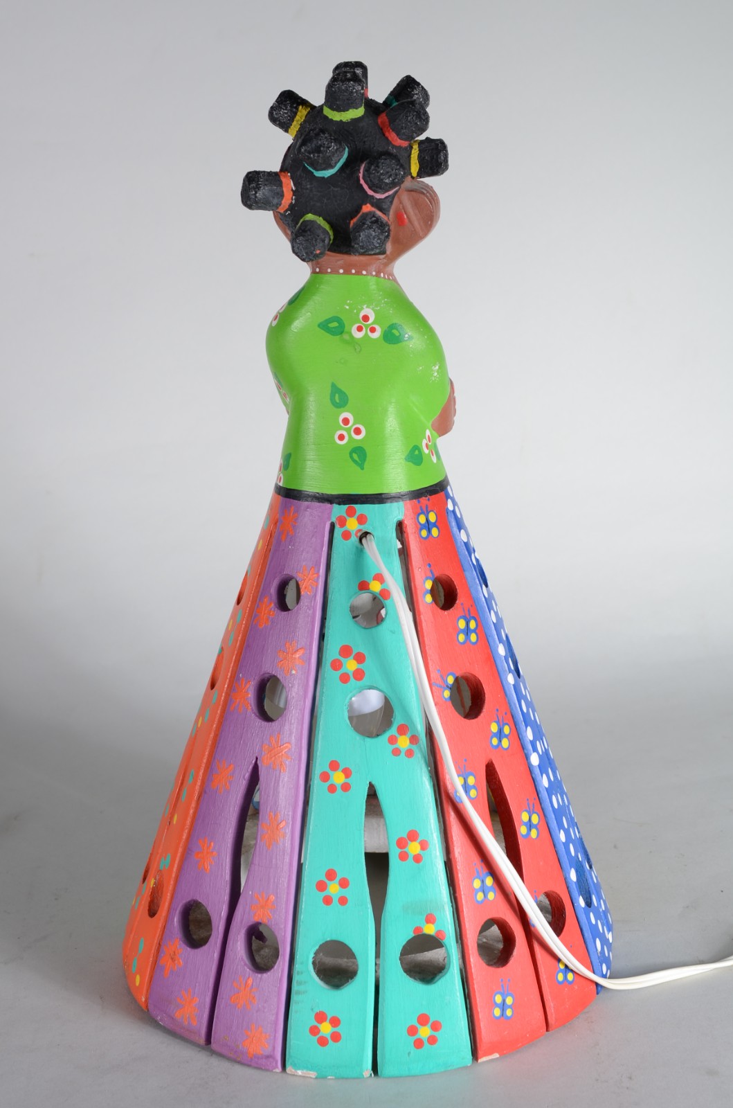 Luminária de cerâmica pintada na forma de figura feminina. - foto 4 de 6