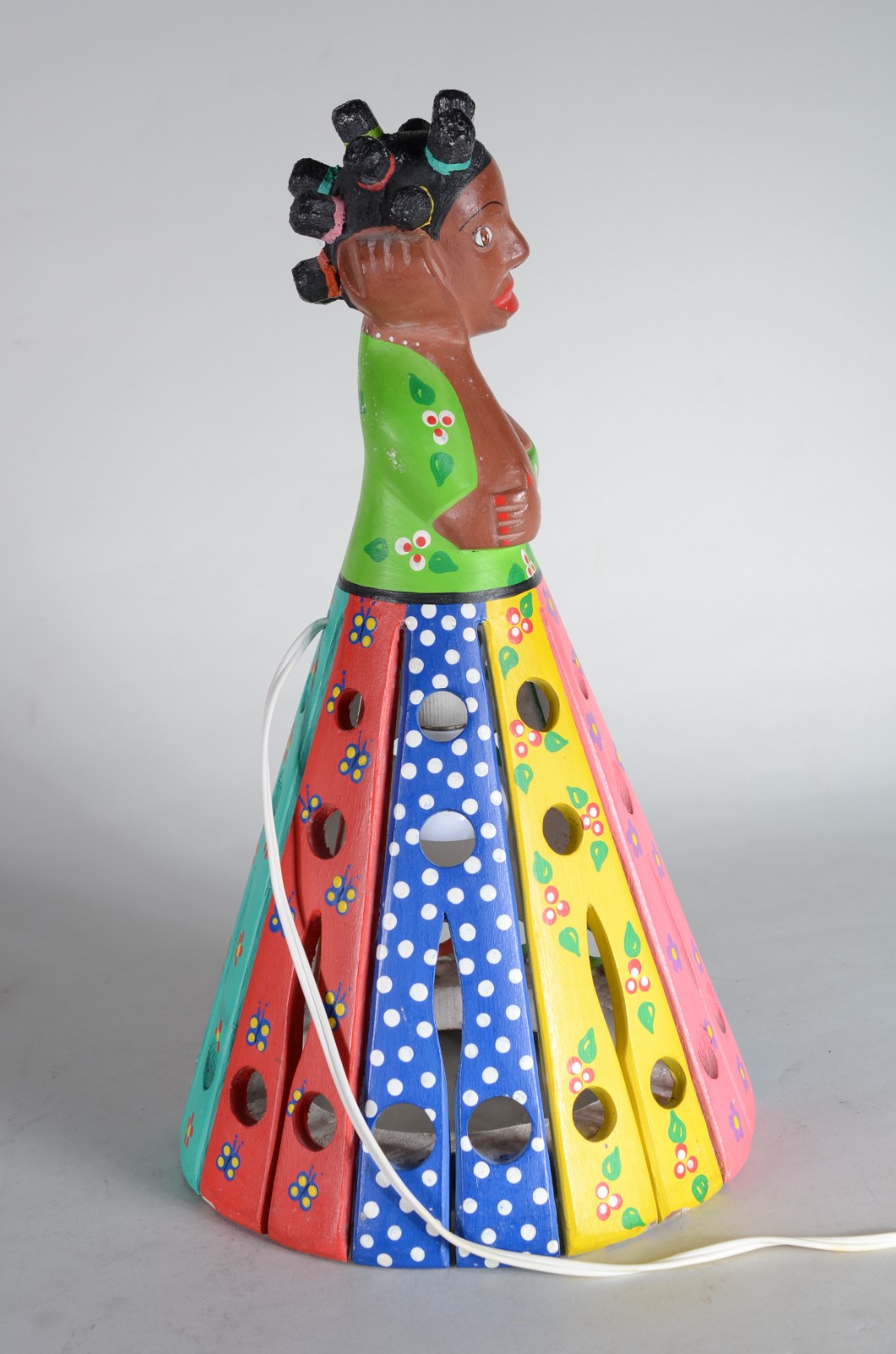 Luminária de cerâmica pintada na forma de figura feminina. - foto 5 de 6