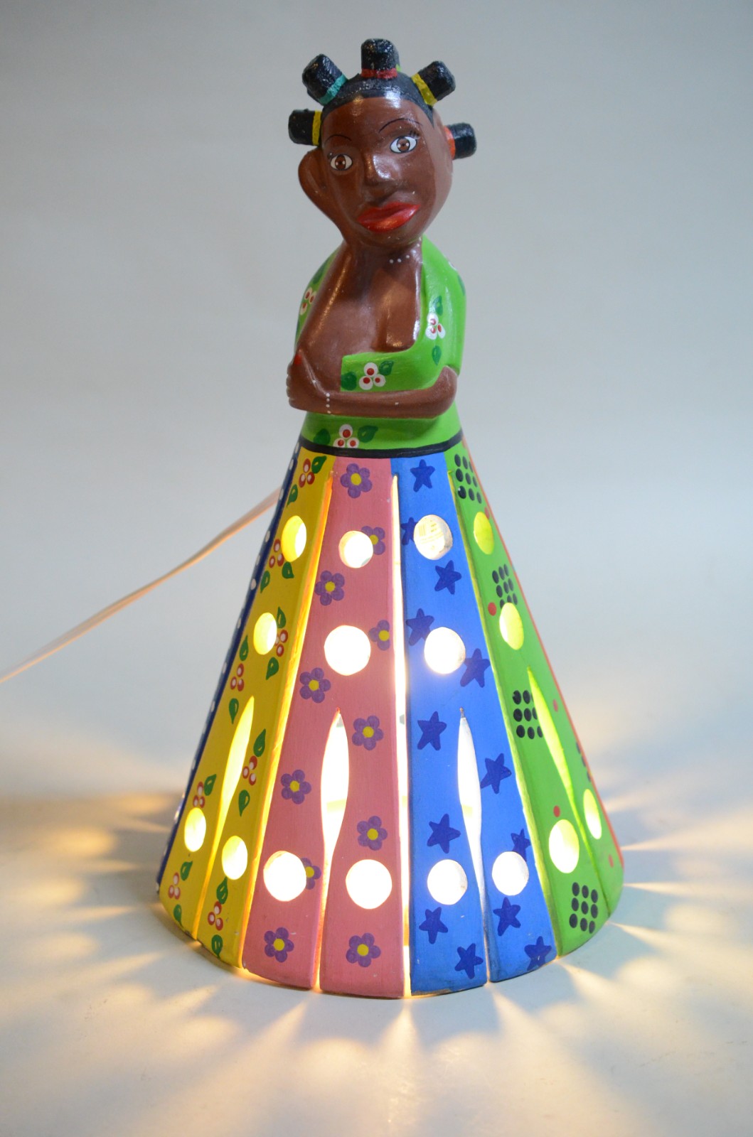 Luminária de cerâmica pintada na forma de figura feminina. - foto 6 de 6