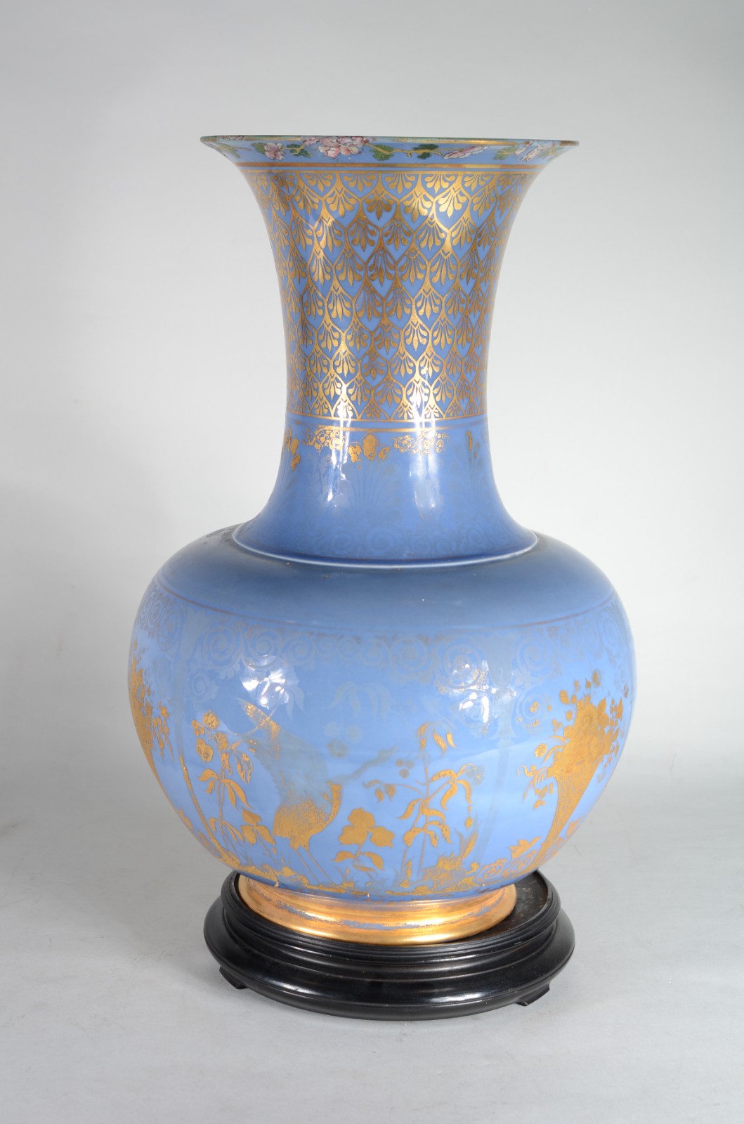 Vaso de porcelana europeia na cor azul celeste com pássaros e... - foto 1 de 10