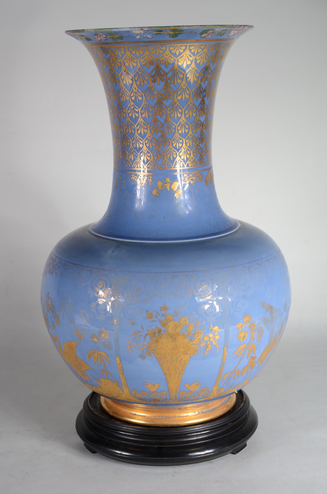 Vaso de porcelana europeia na cor azul celeste com pássaros e... - foto 2 de 10