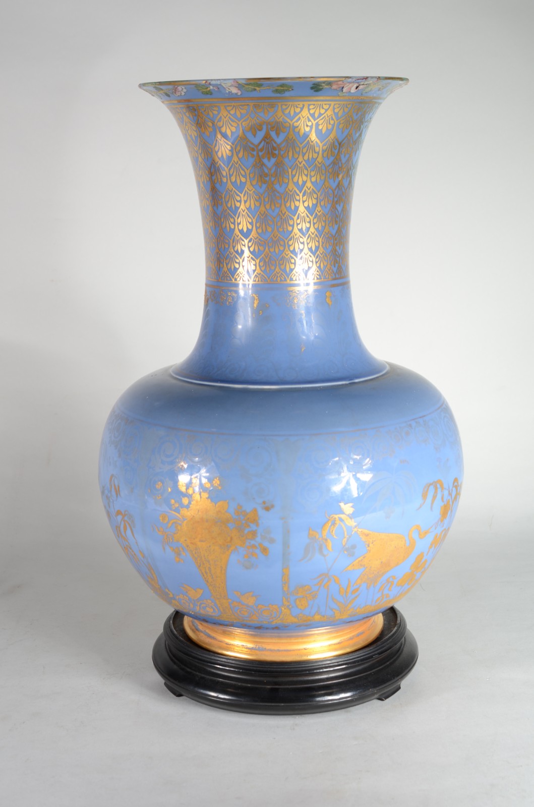 Vaso de porcelana europeia na cor azul celeste com pássaros e... - foto 3 de 10