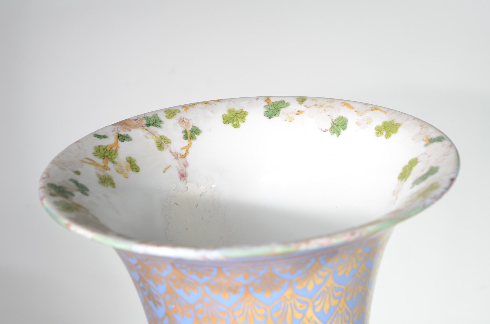 Vaso de porcelana europeia na cor azul celeste com pássaros e... - foto 4 de 10