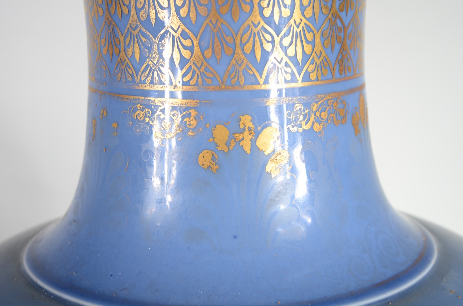 Vaso de porcelana europeia na cor azul celeste com pássaros e... - foto 5 de 10
