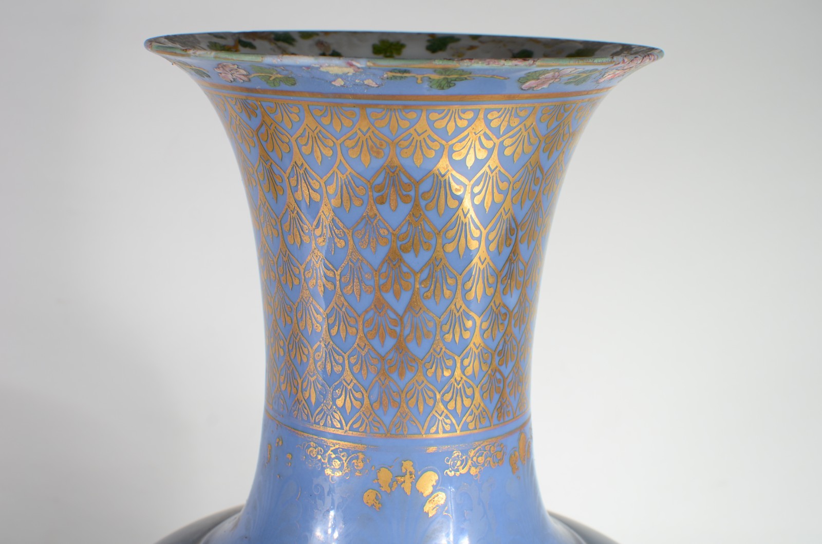 Vaso de porcelana europeia na cor azul celeste com pássaros e... - foto 6 de 10