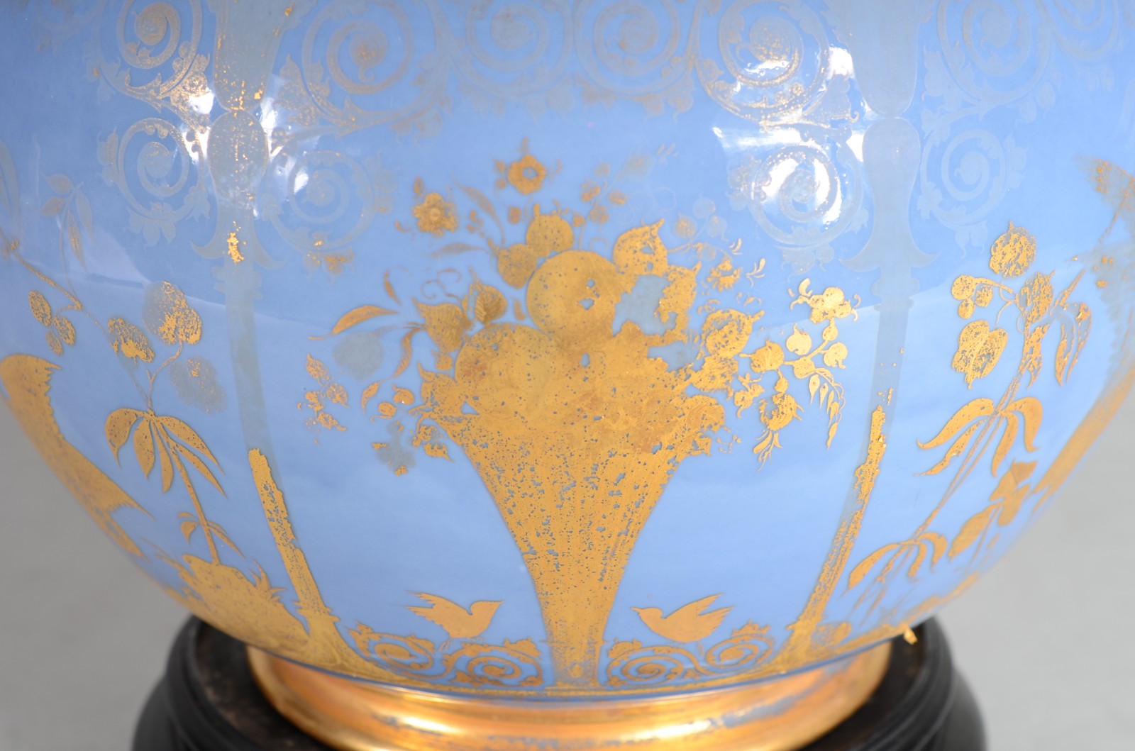 Vaso de porcelana europeia na cor azul celeste com pássaros e... - foto 7 de 10