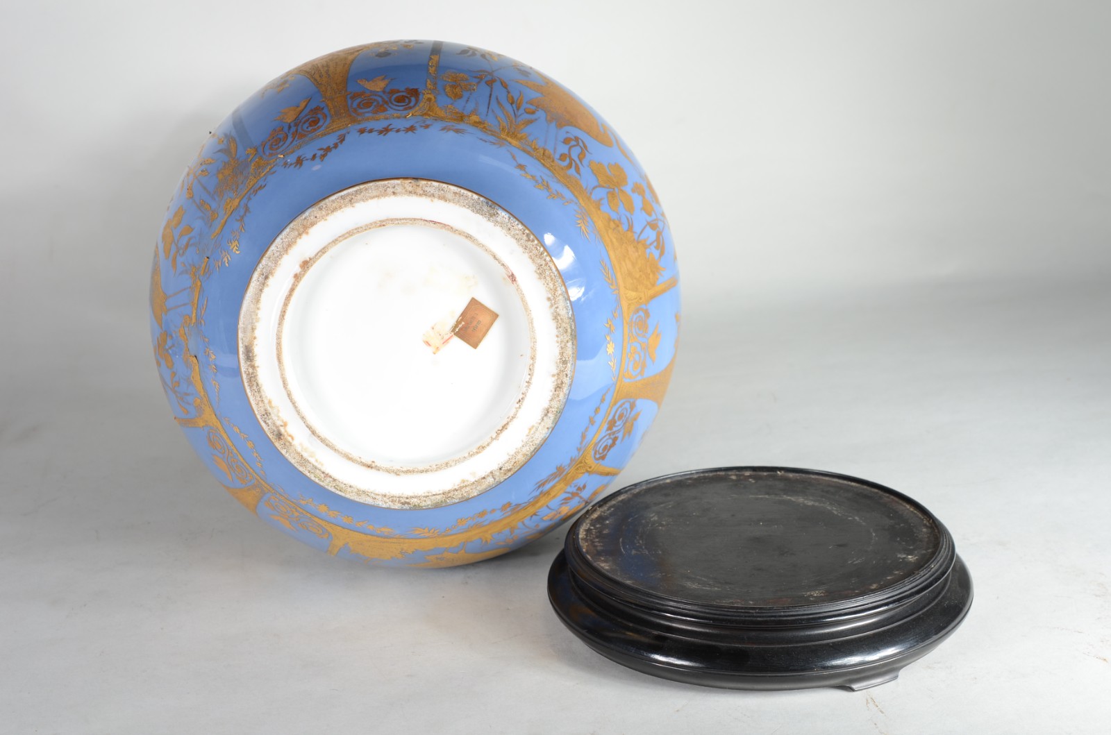 Vaso de porcelana europeia na cor azul celeste com pássaros e... - foto 9 de 10
