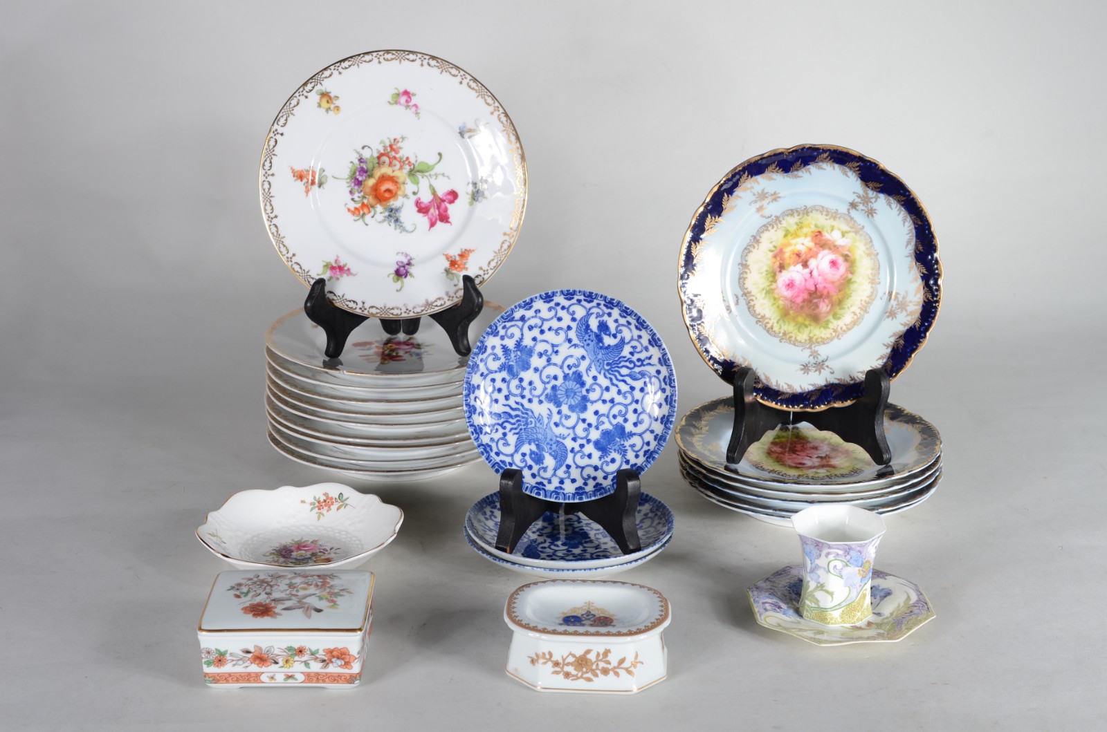 Vinte e duas peças diversas de porcelana de diversas procedências... - foto 1 de 11