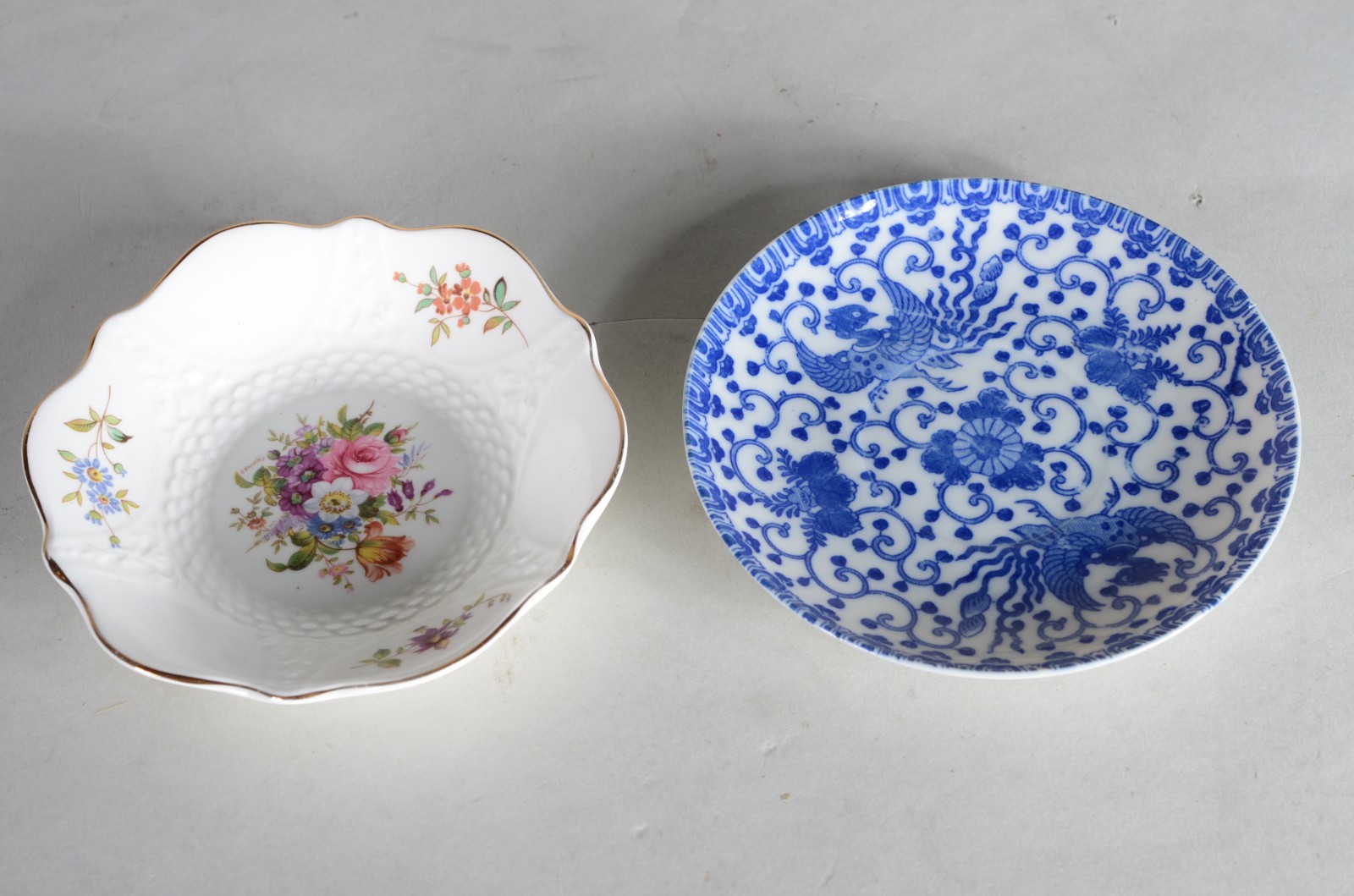 Vinte e duas peças diversas de porcelana de diversas procedências... - foto 2 de 11