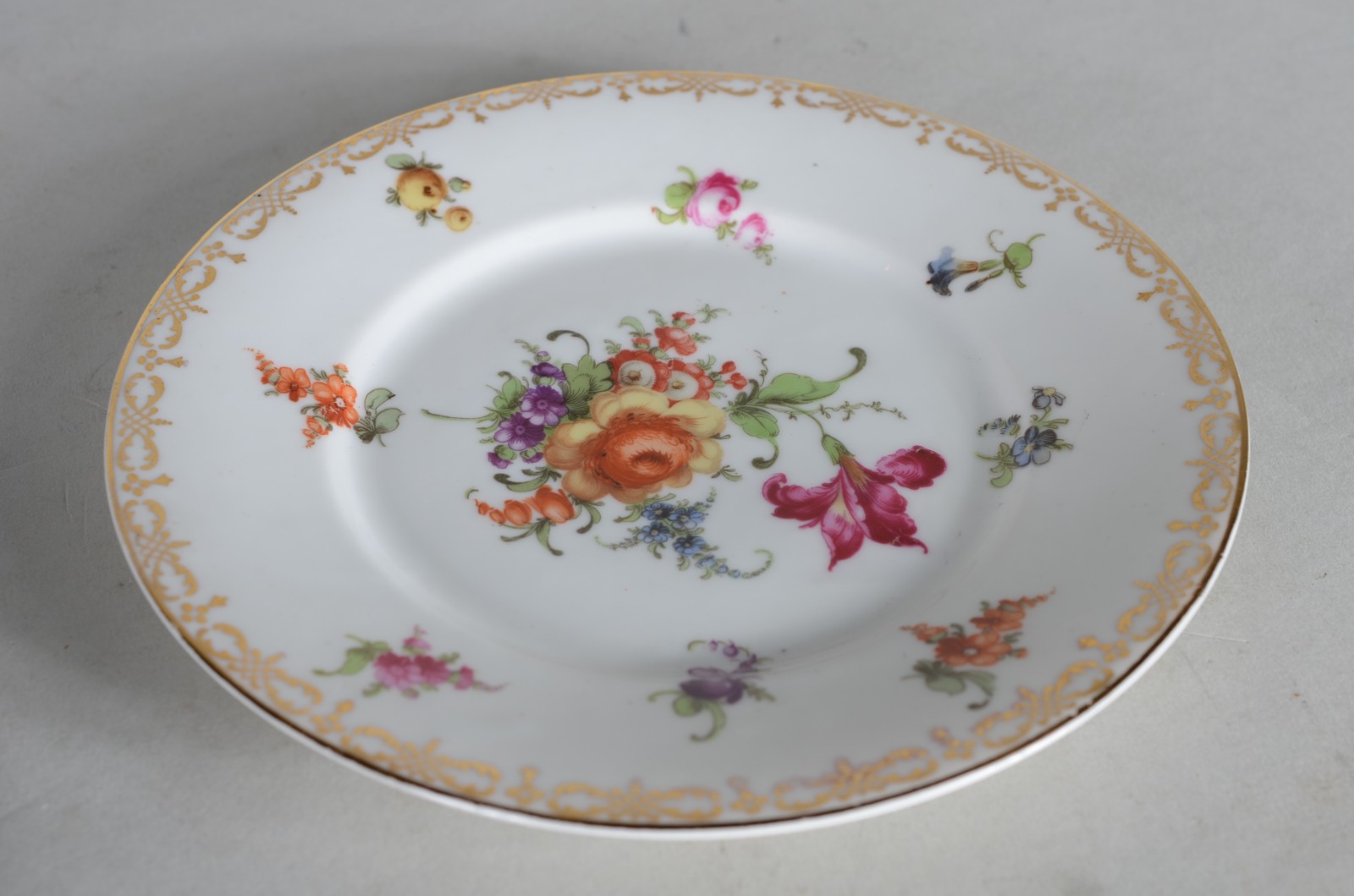 Vinte e duas peças diversas de porcelana de diversas procedências... - foto 7 de 11