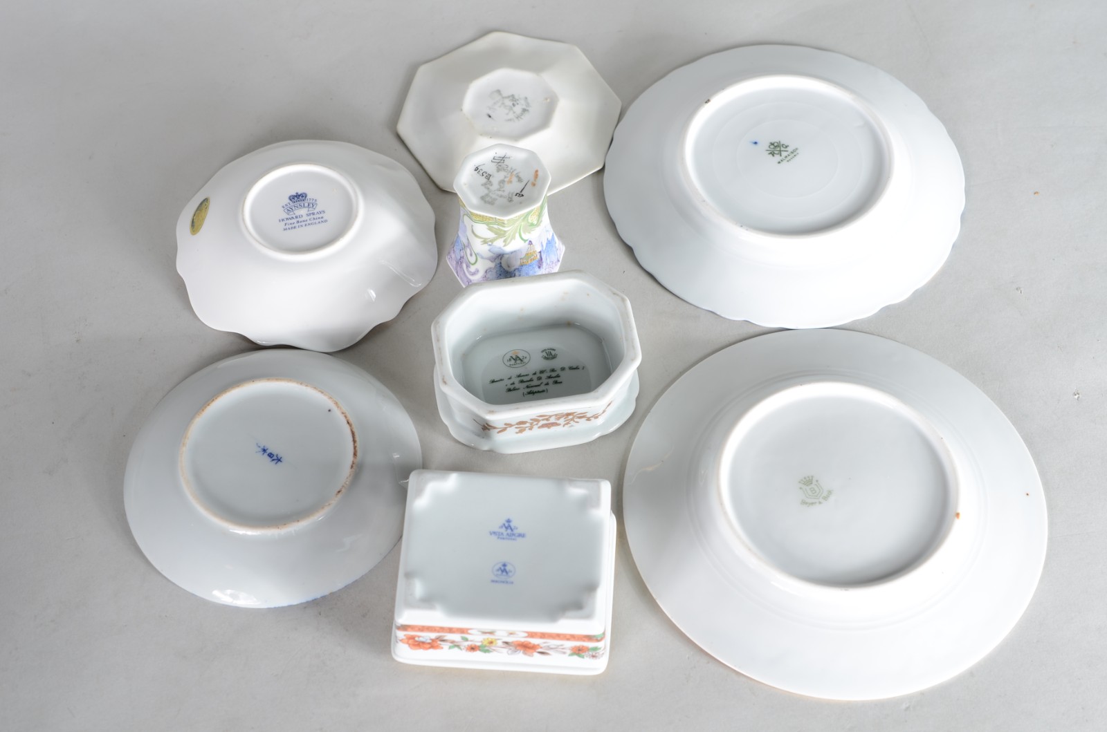 Vinte e duas peças diversas de porcelana de diversas procedências... - foto 8 de 11