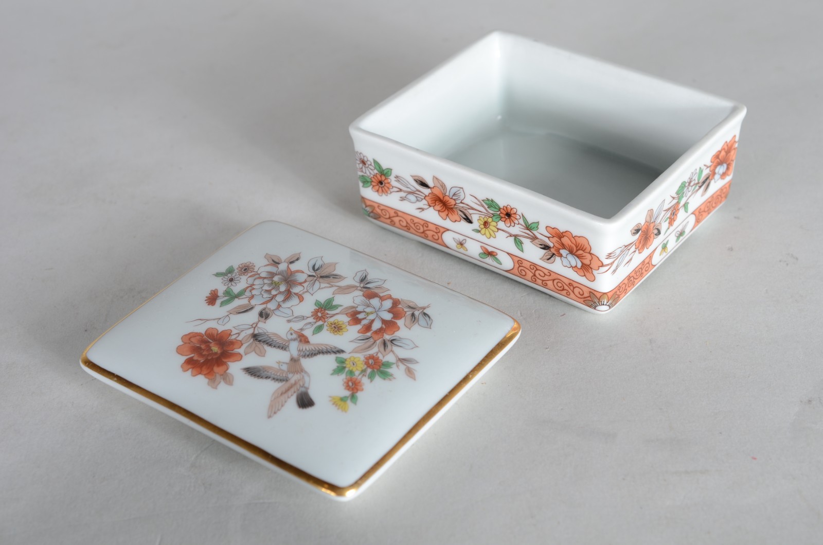 Vinte e duas peças diversas de porcelana de diversas procedências... - foto 4 de 11