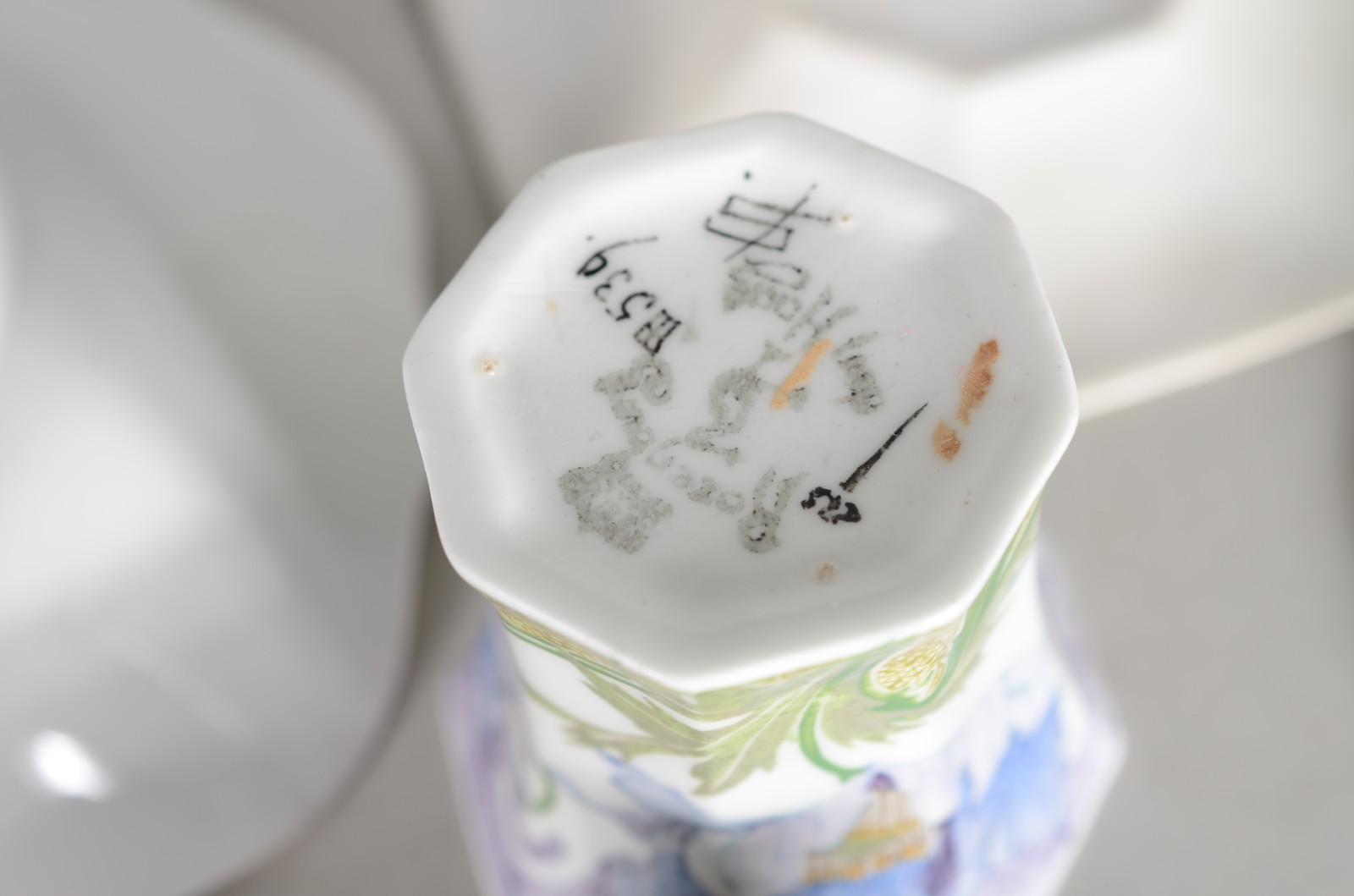 Vinte e duas peças diversas de porcelana de diversas procedências... - foto 11 de 11