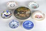 Diversas peças, sendo: 7 pratos/travessas de po... - Diversas peças, sendo: 7 pratos/travessas de porcelana de várias procedências. Um deles do serviço da ilustríssima câmara ou serviço fumo e café...