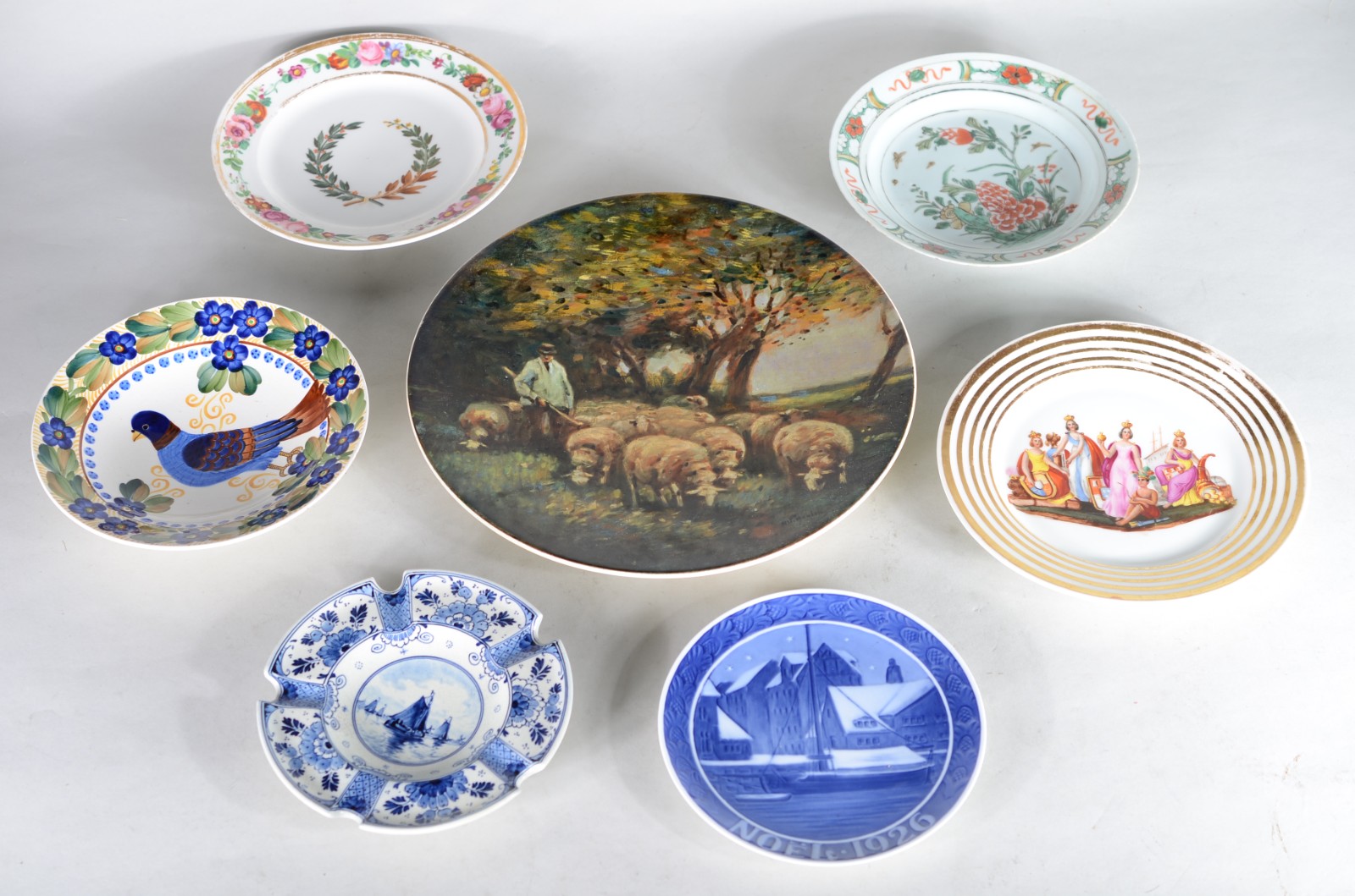 Diversas peças, sendo: 7 pratos/travessas de porcelana de várias... - foto 1 de 11