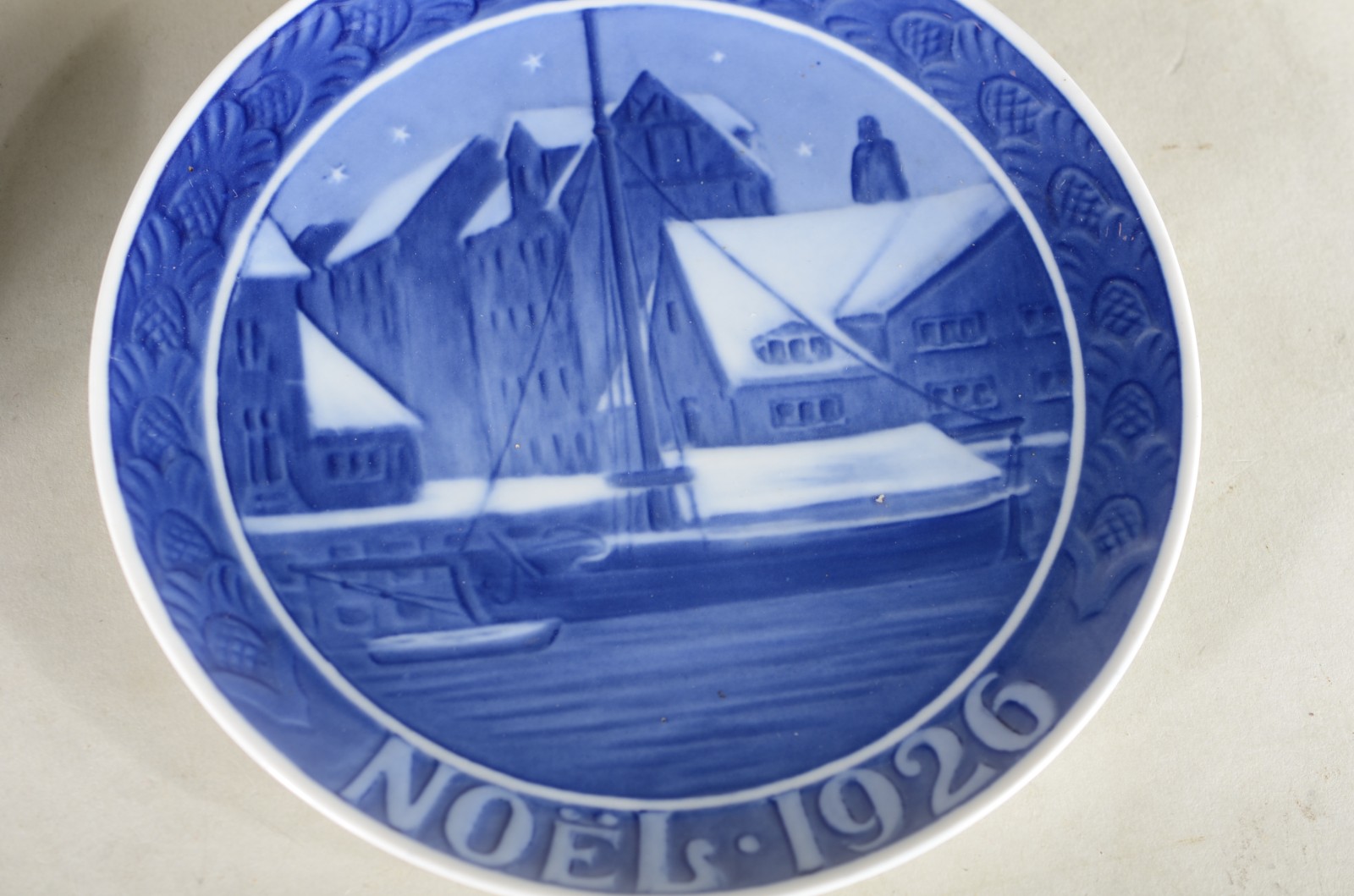 Diversas peças, sendo: 7 pratos/travessas de porcelana de várias... - foto 3 de 11
