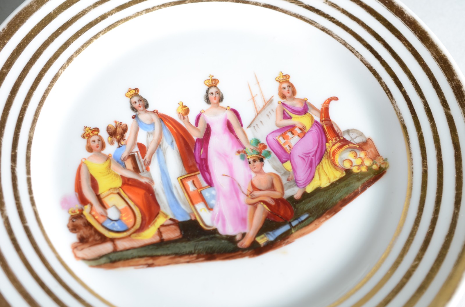 Diversas peças, sendo: 7 pratos/travessas de porcelana de várias... - foto 6 de 11