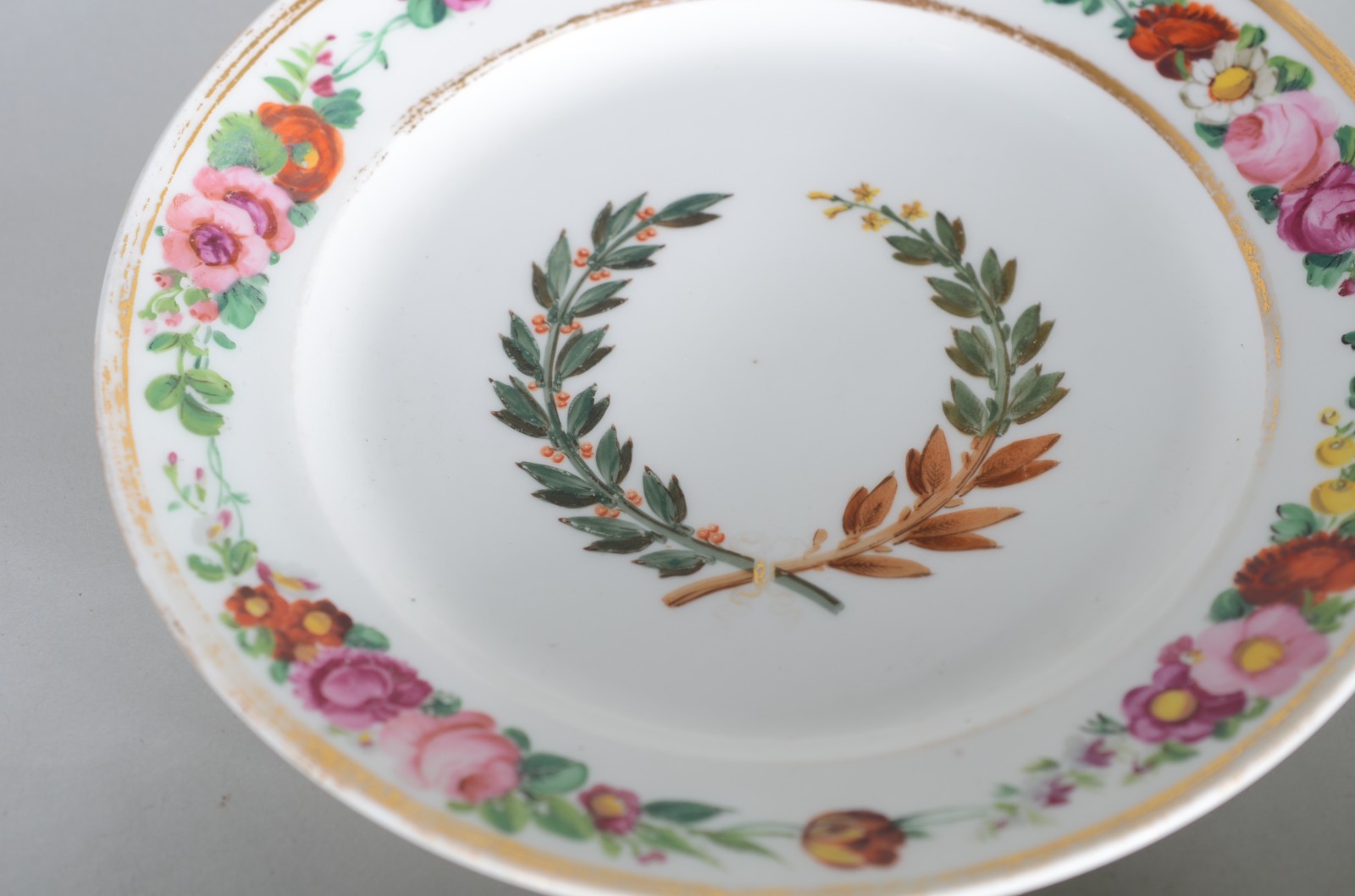 Diversas peças, sendo: 7 pratos/travessas de porcelana de várias... - foto 7 de 11