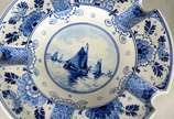 Diversas peças, sendo: 7 pratos/travessas de po... - Diversas peças, sendo: 7 pratos/travessas de porcelana de várias procedências. Um deles do serviço da ilustríssima câmara ou serviço fumo e café...