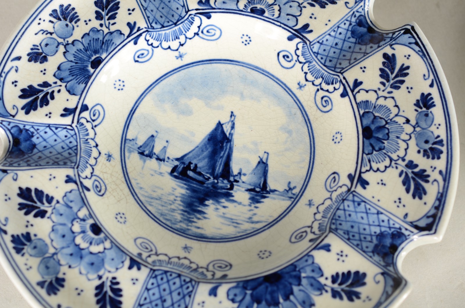 Diversas peças, sendo: 7 pratos/travessas de porcelana de várias... - foto 9 de 11