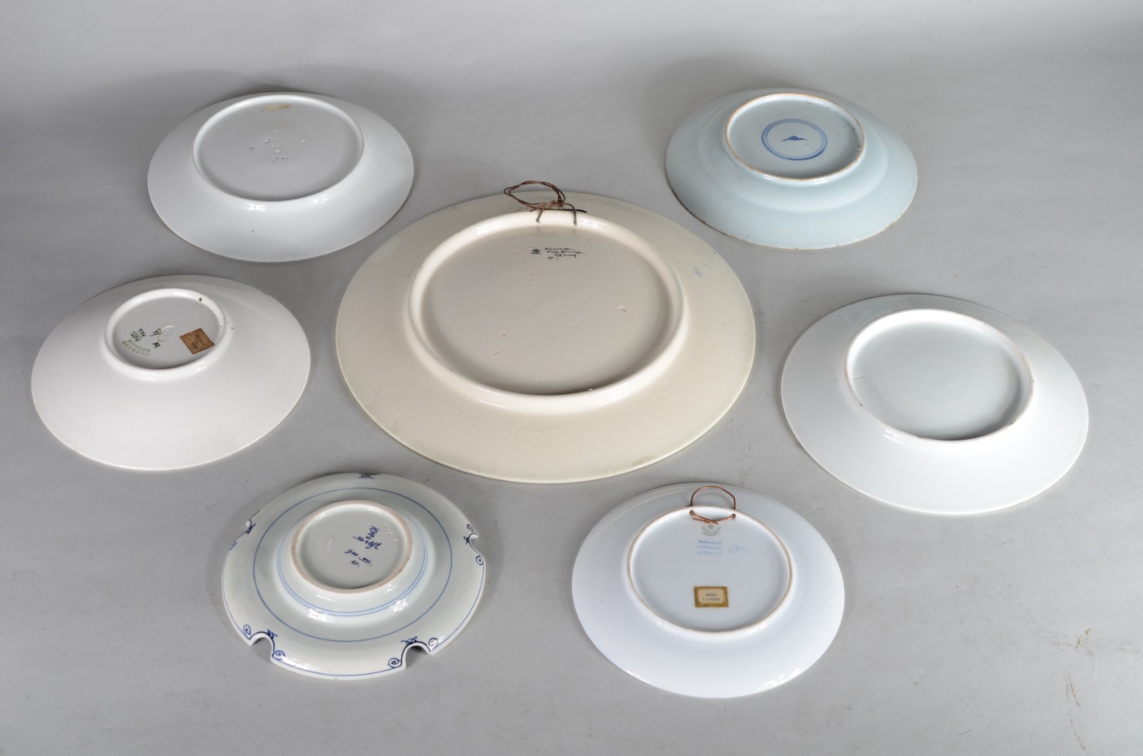 Diversas peças, sendo: 7 pratos/travessas de porcelana de várias... - foto 10 de 11