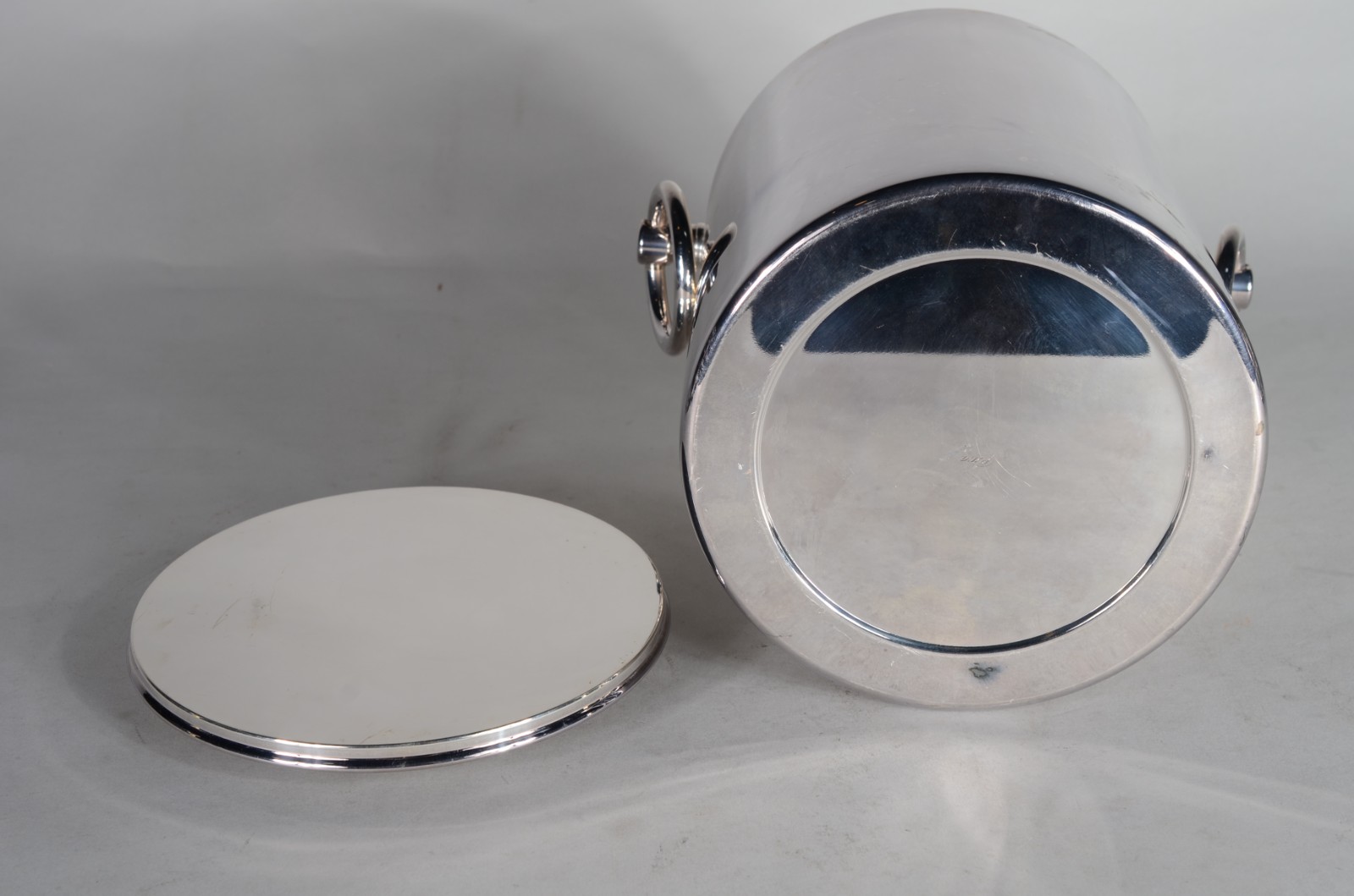 Balde para gelo de metal prateado "Riva" com argolas laterais. - foto 4 de 5