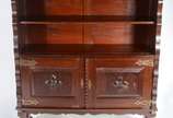 Móvel étager de madeira nobre, estilo colonial,... - Móvel étager de madeira nobre, estilo colonial, com duas portas e prateleira interna, alçada superior com nicho central e prateleira. Moldura re...