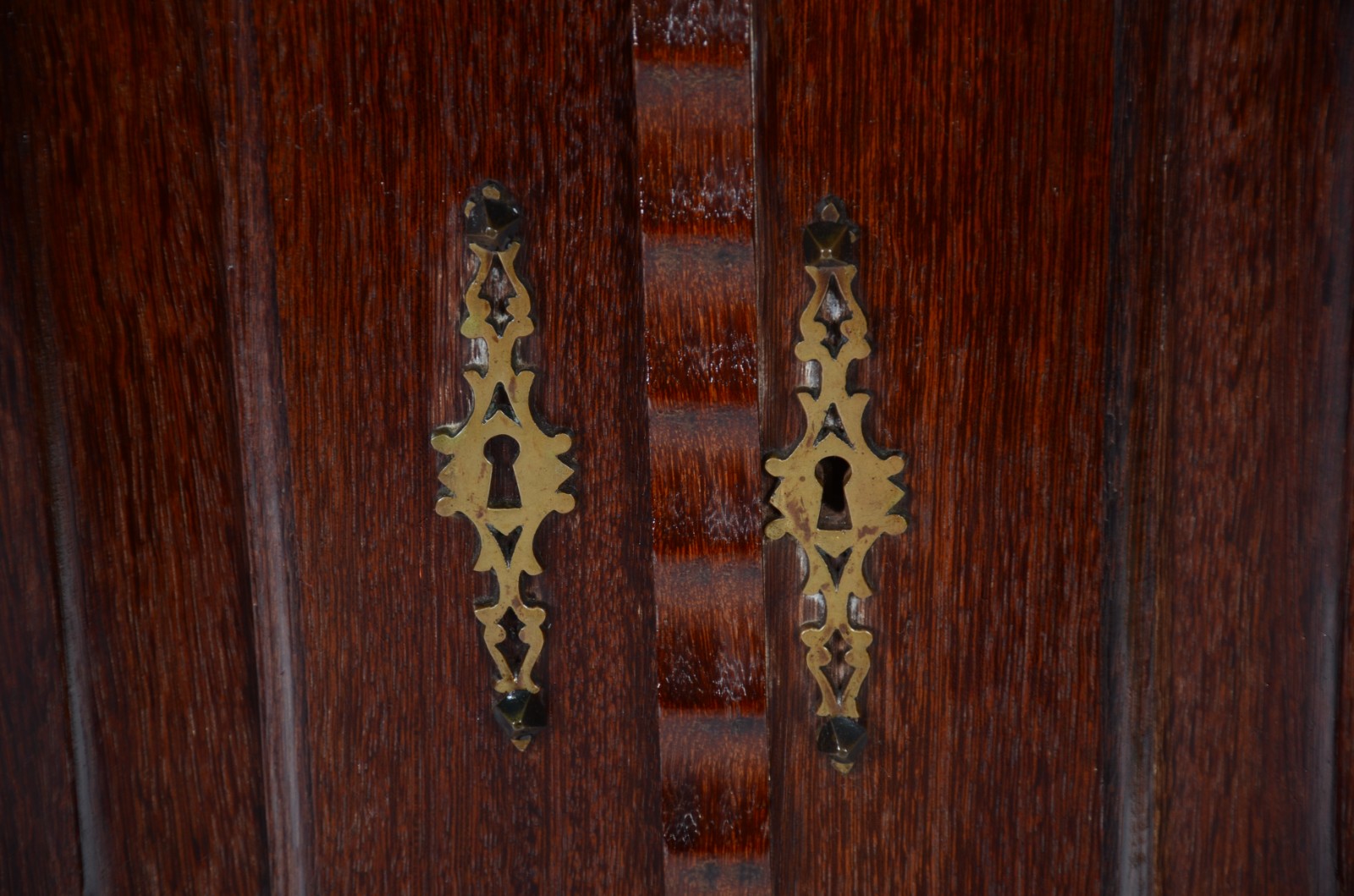 Móvel étager de madeira nobre, estilo colonial, com duas portas e... - foto 4 de 9