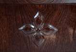 Móvel étager de madeira nobre, estilo colonial,... - Móvel étager de madeira nobre, estilo colonial, com duas portas e prateleira interna, alçada superior com nicho central e prateleira. Moldura re...
